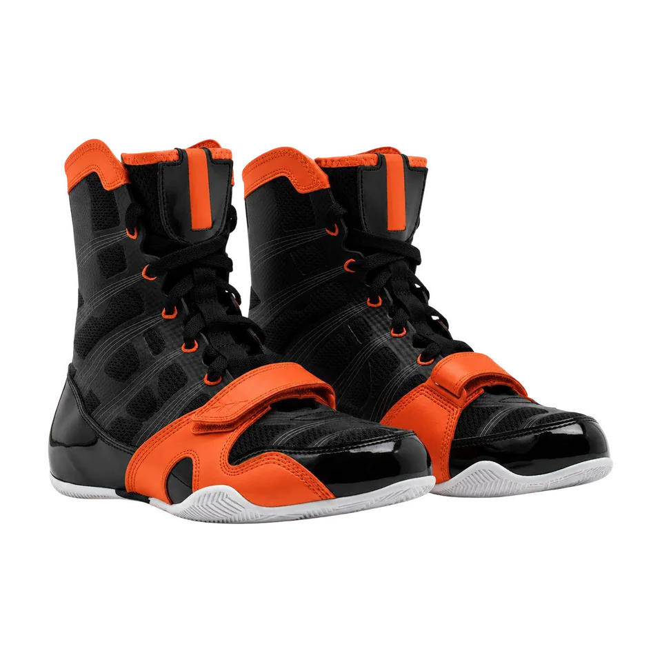 Chaussures de boxe montantes noires avec sangles de cheville Velcro orange, lacets noirs et semelles blanches