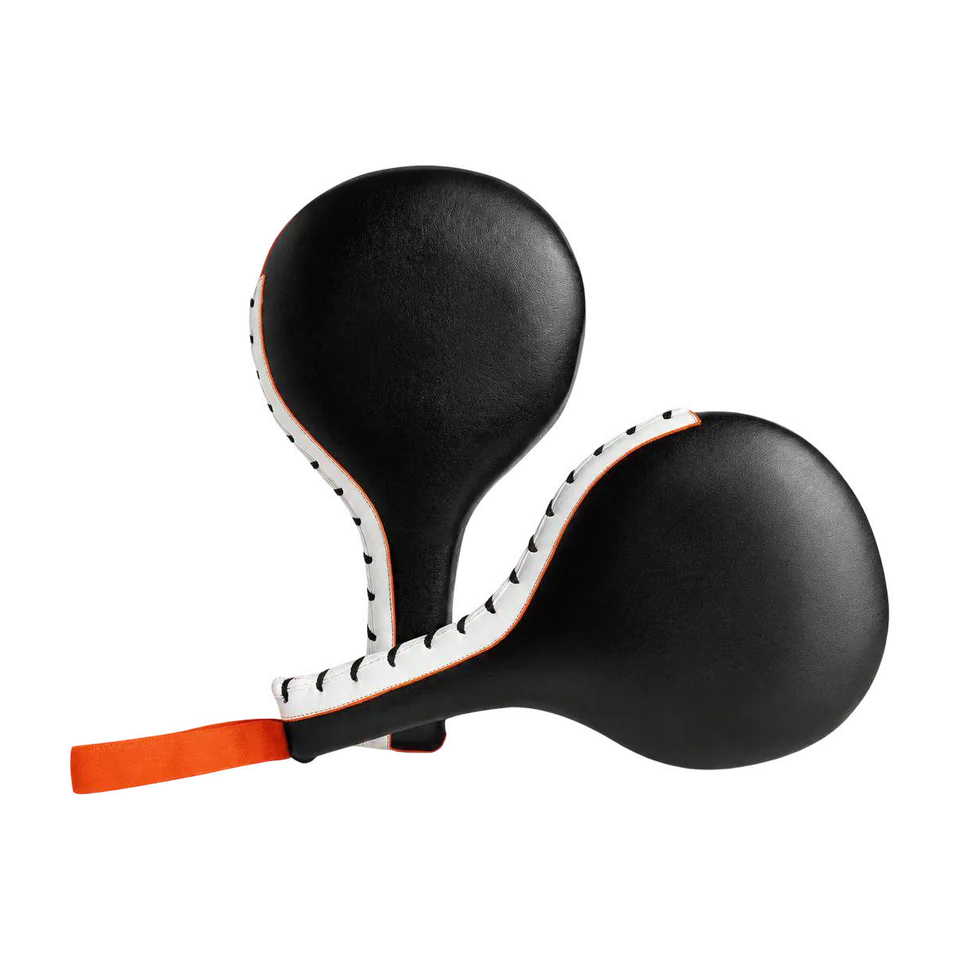 Deux raquettes de frappe noires avec bords à coutures blanches et dragonne orange